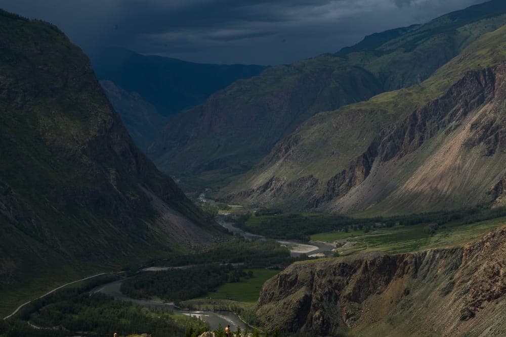 A river valley between steep mountains